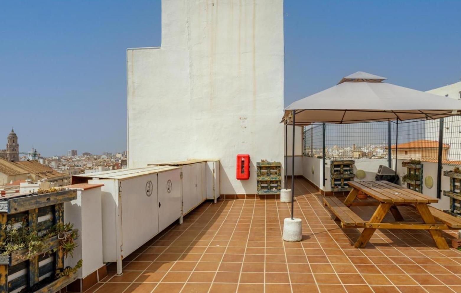 Апартаменты Apartamento Centrico La Merced 2 - Free Parking & Free Gym Малага Экстерьер фото