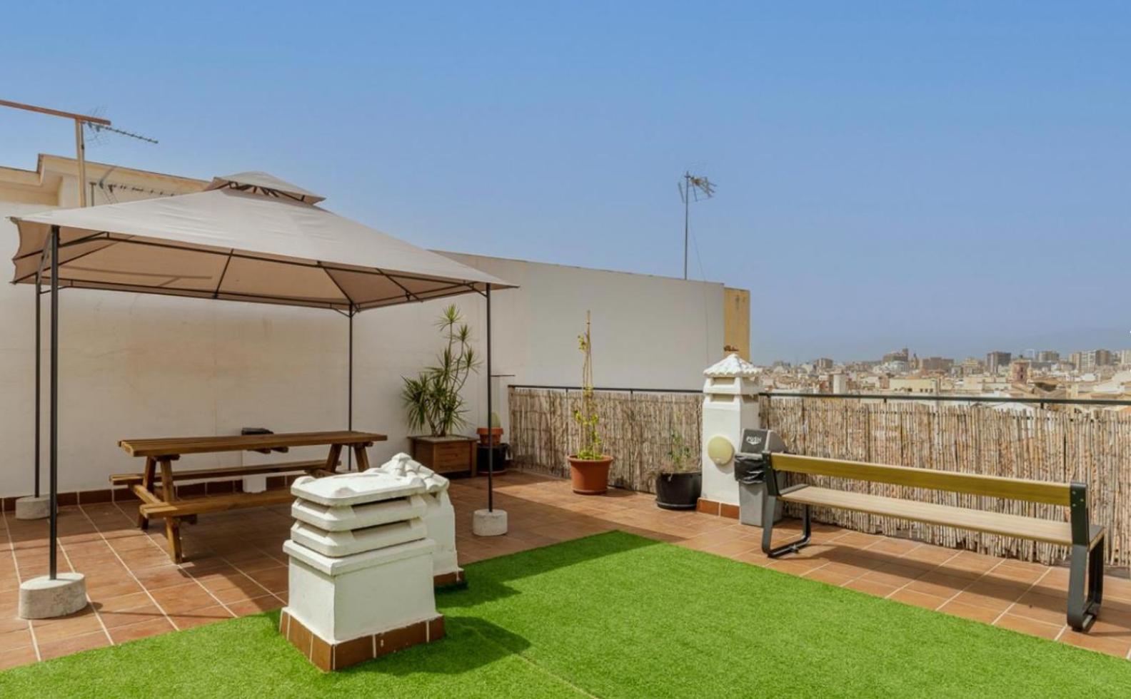 Апартаменты Apartamento Centrico La Merced 2 - Free Parking & Free Gym Малага Экстерьер фото