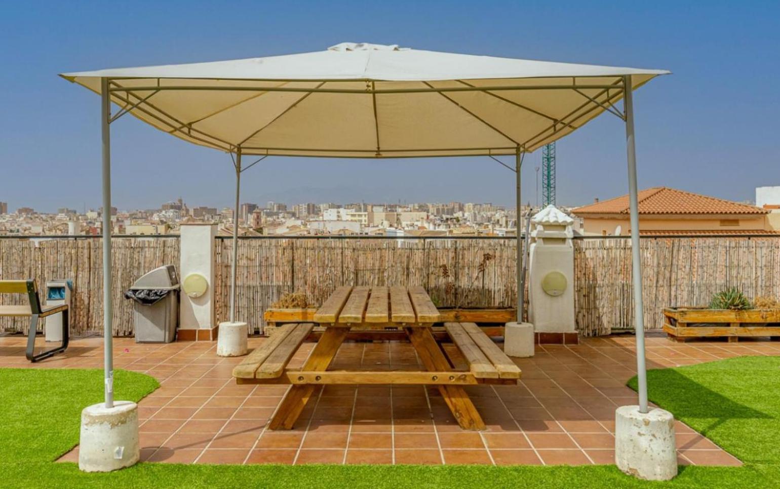 Апартаменты Apartamento Centrico La Merced 2 - Free Parking & Free Gym Малага Экстерьер фото